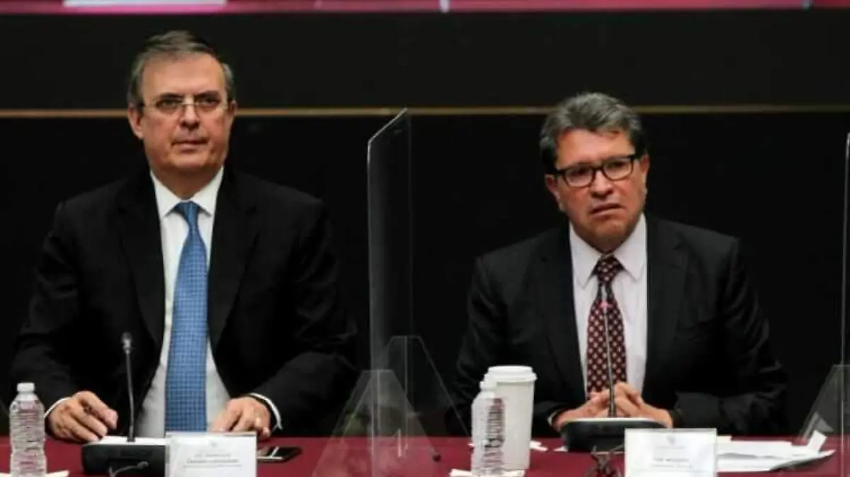 Marcelo Ebrard con Ricardo Monreal en reunion plenaria de Morena